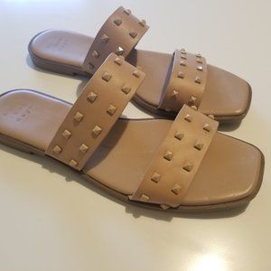 Flat nude sandal